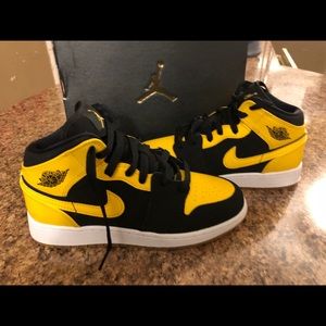 4Y AIR JORDAN 1 MID BG